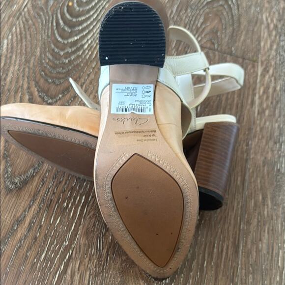 Clarks Tan and White Heels with Chunky Block Heel - Picture 9 of 11
